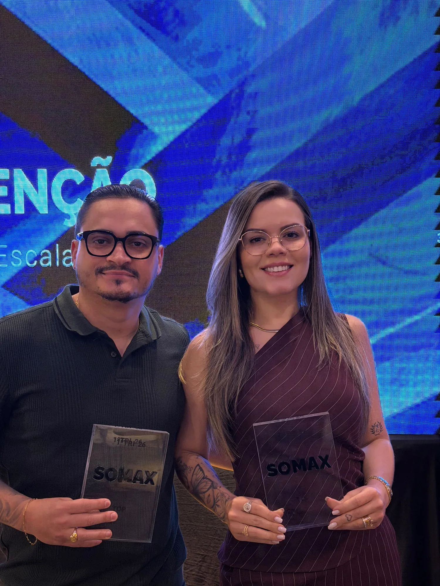 Os sócios da Somax no evento da NN Gestão & Escala, cada um segurando um troféu Somax de Top 1 em performance.